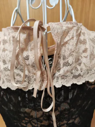 Top de encaje beige y negro