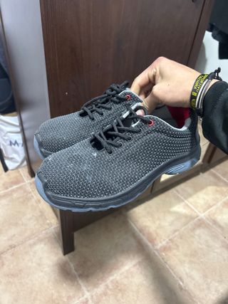 Zapatos de seguridad negros y grises