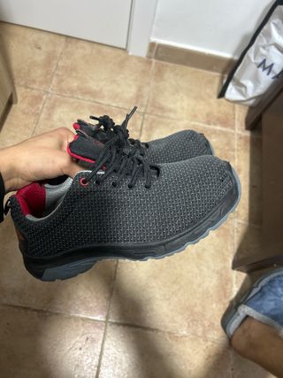 Zapatos de seguridad negros y grises