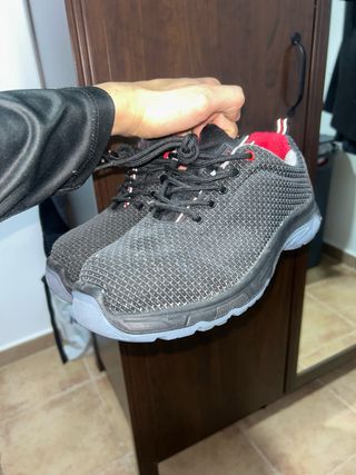 Zapatos de seguridad negros y grises