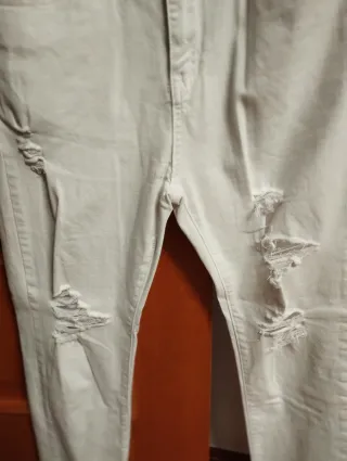 Pantalón skinny blanco desgarrado