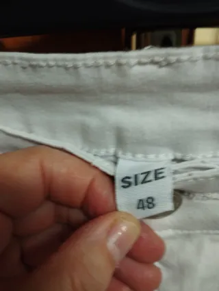 Pantalón skinny blanco desgarrado