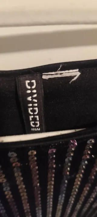 Precioso vestido lentejuelas negro y multicolor.