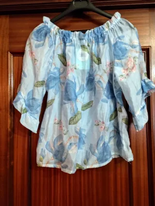 Blusa floral escotada azul y rosa