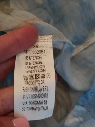 Blusa floral escotada azul y rosa