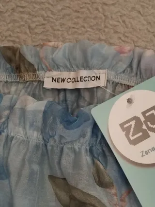 Blusa floral escotada azul y rosa