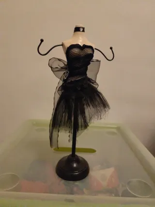 Figura joyero busto vestido negro