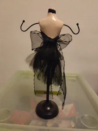 Figura joyero busto vestido negro