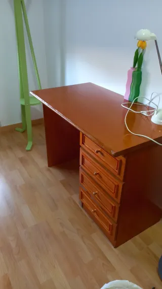 Escritorio de madera color miel