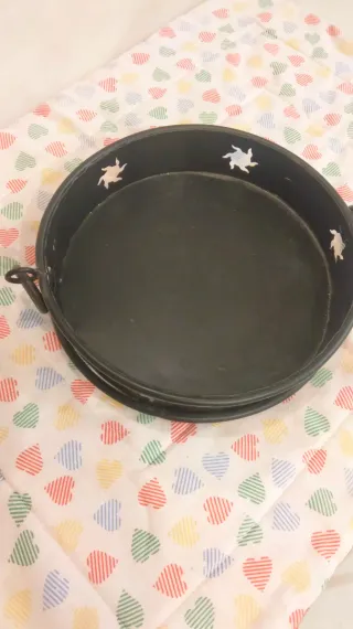 Plato metálico negro con adornos