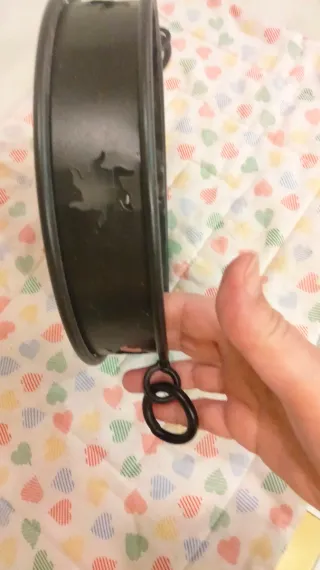 Plato metálico negro con adornos