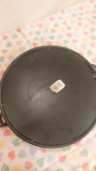 Plato metálico negro con adornos