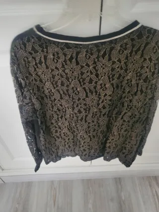 Camiseta negra M con encaje dorado