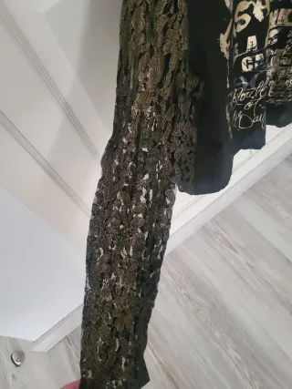 Camiseta negra M con encaje dorado