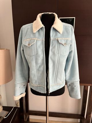 Chaqueta O'Neill ante mujer azul