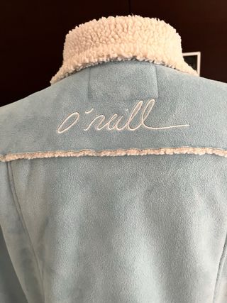 Chaqueta O'Neill ante mujer azul