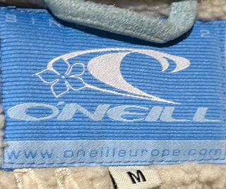 Chaqueta O'Neill ante mujer azul