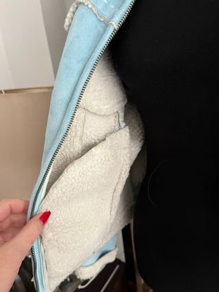 Chaqueta O'Neill ante mujer azul