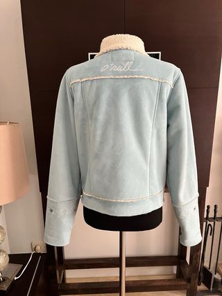 Chaqueta O'Neill ante mujer azul
