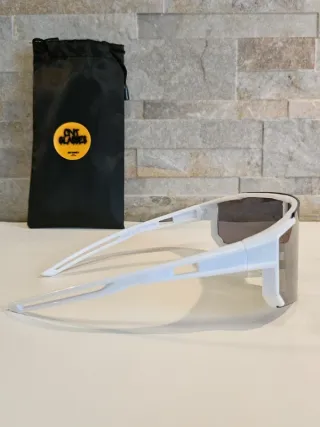 Occhiali da sole Y2K bianchi e grigi