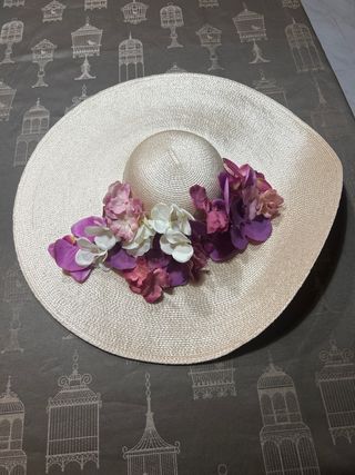 Pamela de fiesta beige con flores moradas