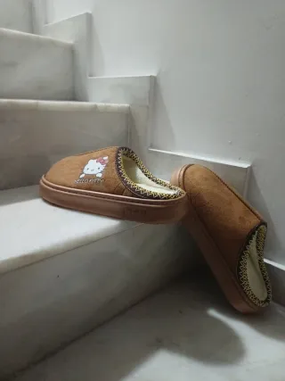 Pantuflas Hello Kitty Marrones Invierno