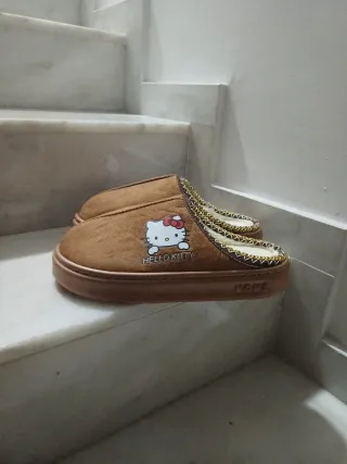 Pantuflas Hello Kitty Marrones Invierno