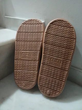 Pantuflas Hello Kitty Marrones Invierno