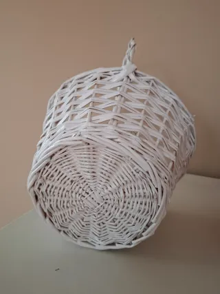 Cesta decorativa de mimbre blanca