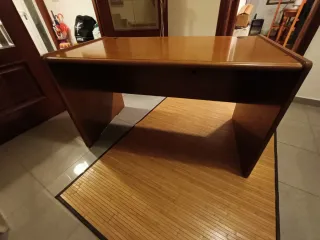 Escritorio de madera marrón