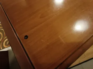 Escritorio de madera marrón