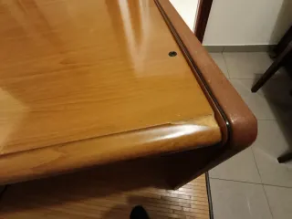 Escritorio de madera marrón