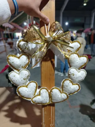 Corona de corazones navideña dorada