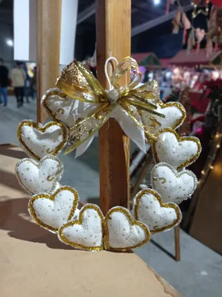 Corona de corazones navideña dorada