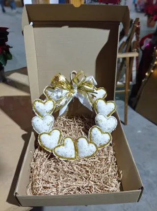 Corona de corazones navideña dorada
