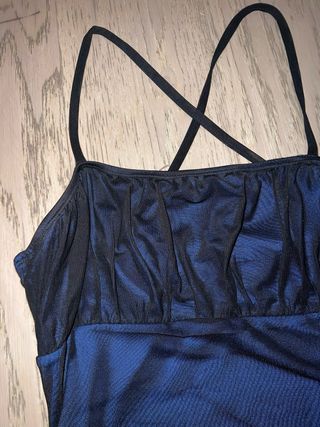 Vestito corto blu con spalline incrociate