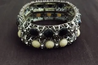 Braccialetti elastici in metallo con pietre