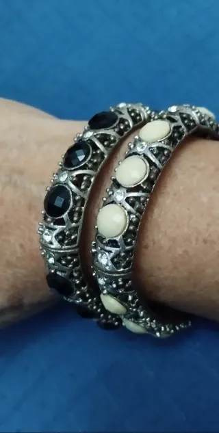 Braccialetti elastici in metallo con pietre