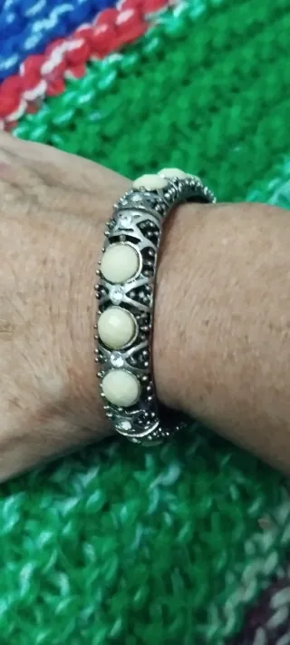 Braccialetti elastici in metallo con pietre