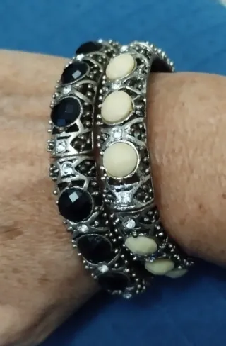 Braccialetti elastici in metallo con pietre