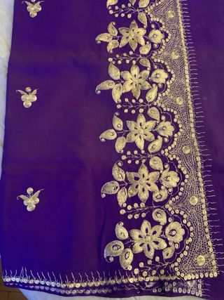 Sciarpa lana ricamata oro e viola