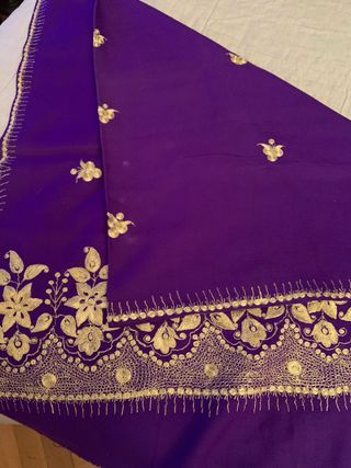 Sciarpa lana ricamata oro e viola