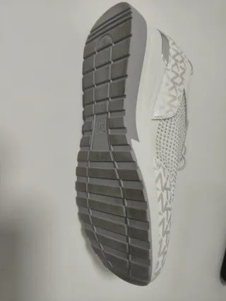 Zapatillas NK plateadas y blancas talla 41