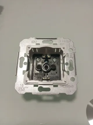 Base Enchufe Schuko BJC Iris