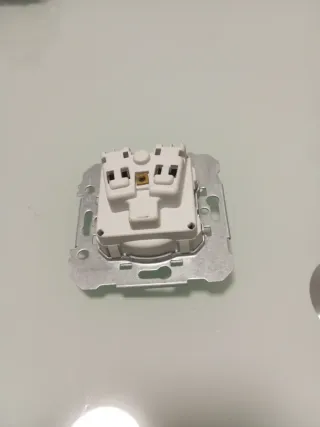 Base Enchufe Schuko BJC Iris