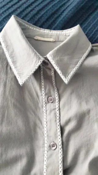 Camisa de algodón gris con detalles