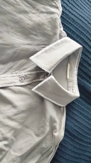 Camisa de algodón gris con detalles