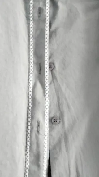 Camisa de algodón gris con detalles