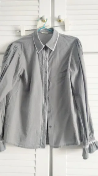 Camisa de algodón gris con detalles