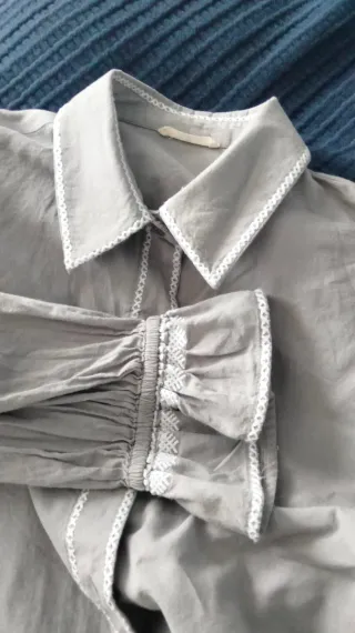 Camisa de algodón gris con detalles